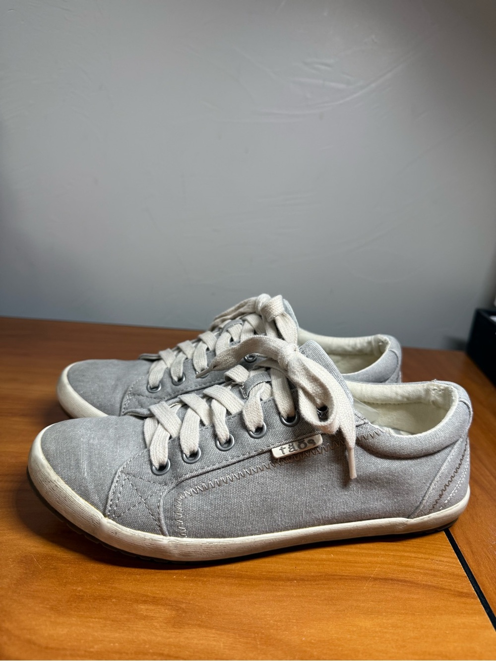 Taos Footwear Women's Star Sneaker Canvas Shoe Light Grey‎ Lace Up 7